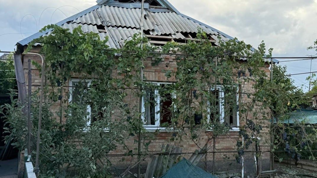 Пошкоджений будинок, внаслідок російських ударів по Нікопольщині