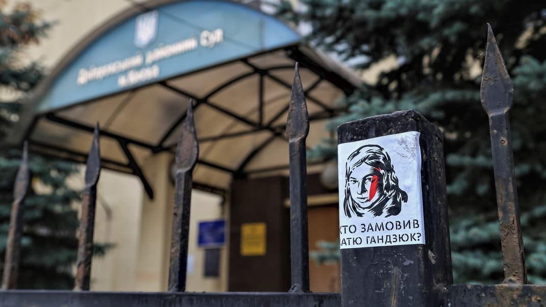 Наліпка руху «Хто замовив Катю Гандзюк?» перед входом до Дніпровського районного суду Києва, де розглядалася справа, 9 жовтня 2020 року