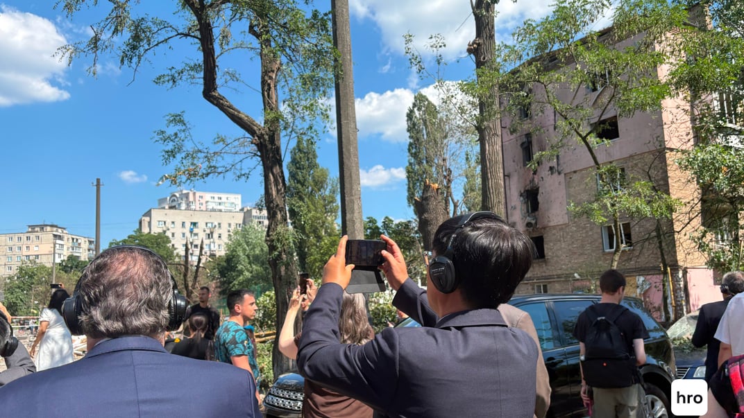 Дипломаты посетили поврежденные в результате российской атаки дома в Дарницком районе Киева, 2 июля 2026 года