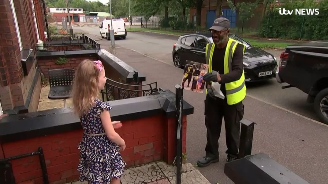 Восьмирічна британка Талула (зліва) і кур'єр Тім Джозеф. Дівчинка вивчила мову жестів і намалювала веселку, аби подякувати Джозефу за його роботу під час епідемії коронавірусу в країні