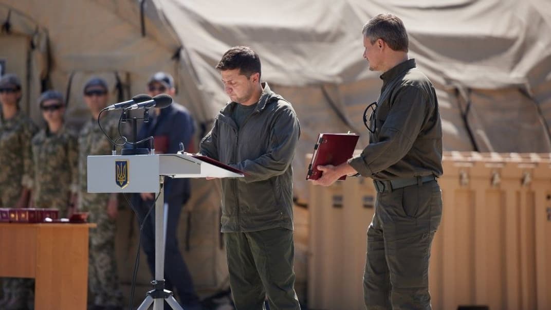 Президент Украины Владимир Зеленский в Житомирской области подписывает законы об основах национального сопротивления и увеличении численности армии, 29 июля 2021 года