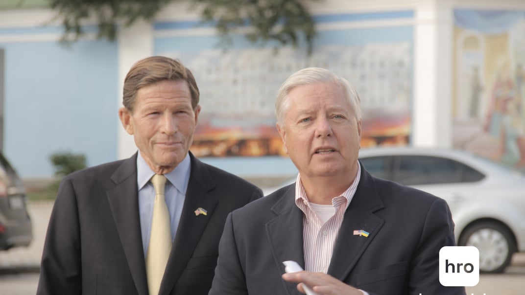 Республіканець і сенатор від штату Південна Кароліна Ліндсі Грем (праворуч) та сенатор-демократ від штату Конектікут Річард Блументал (ліворуч) на Михайлівській площі у Києві, 12 серпня 2024 року