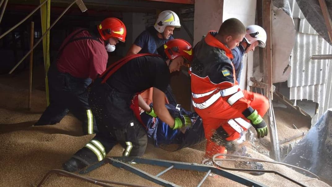 Спасатели пытаются спасти засыпанных зерном мужчин в Чернигове, 17 сентября 2023 года