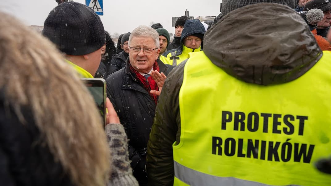 Министр сельского хозяйства и развития села Чеслав Секерский (в очках) на встрече с фермерами