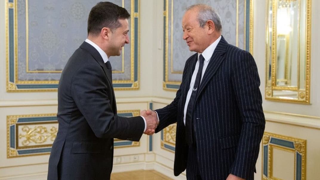 Президент Володимир Зеленський (ліворуч) та виконавчий голова компанії Orascom Investment Holding Нагіб Онсі Савіріс