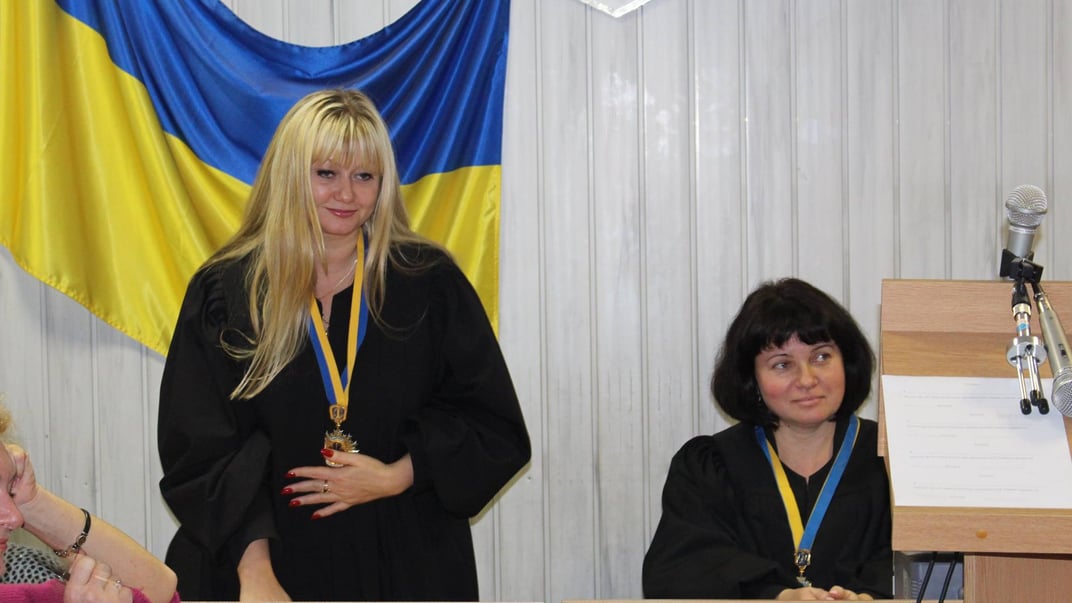 Cуддя Деснянського суду Києва Світлана Колегаєва (ліворуч), 2017 рік