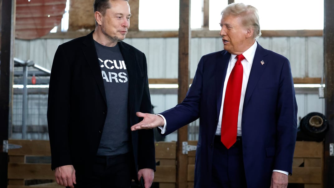 Дональд Трамп, який тоді ще був кандидатом у президенти від Республіканської партії, разом із бізнесменом Ілоном Маском за сценою під час передвиборчого мітингу в Батлері, штат Пенсильванія, 5 жовтня 2024 року