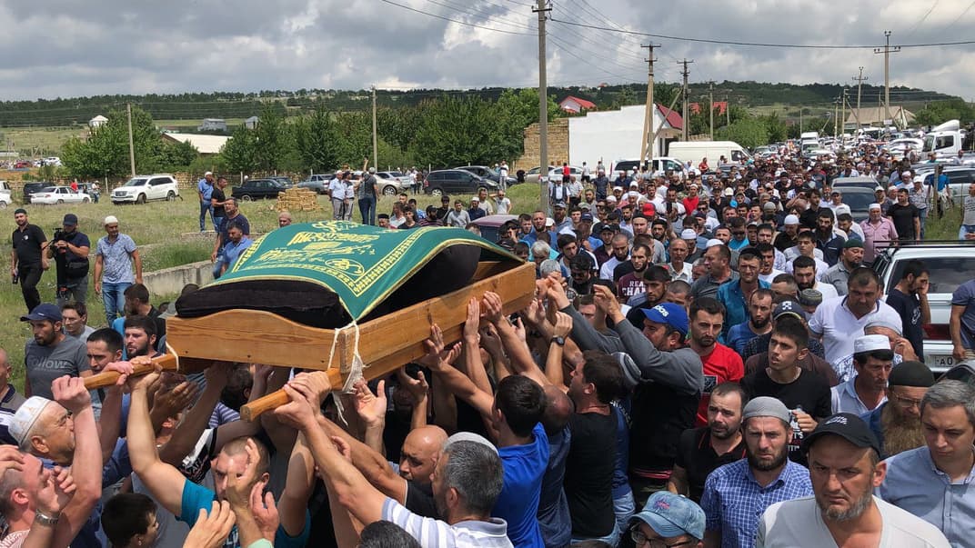 Чоловіки несуть домовину 3-річного Муси, сина кримського політв'язня Руслана Сулейманова