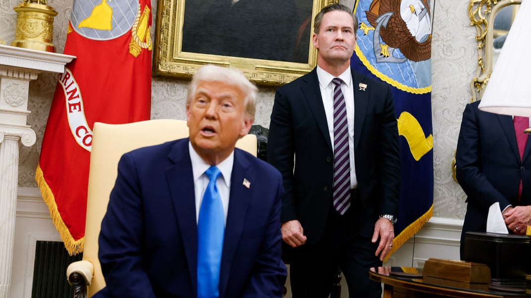 Президент США Дональд Трамп у супроводі радника США з національної безпеки Майкла Волца в Овальному кабінеті Білого дому, 4 лютого 2025 року