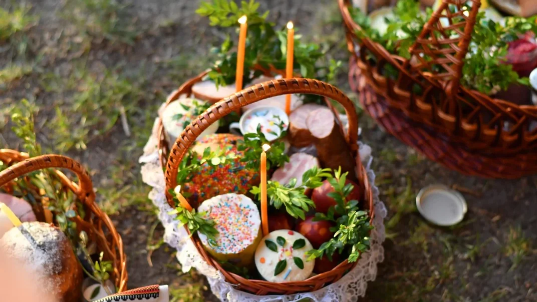 Великодній кошик під час освячення у Львові, 4 травня 2024 року