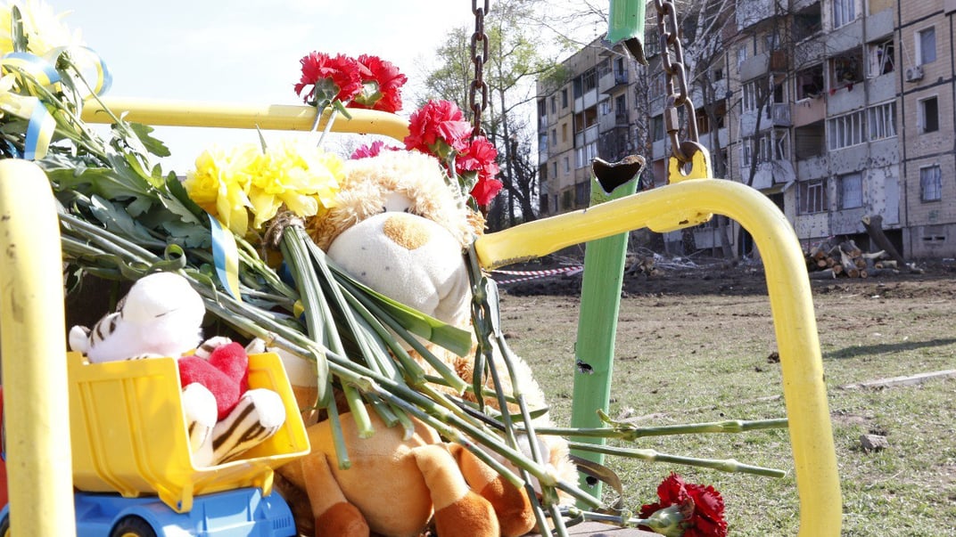 Место прилета в жилом квартале Кривого Рога, куда люди принесли цветы и игрушки