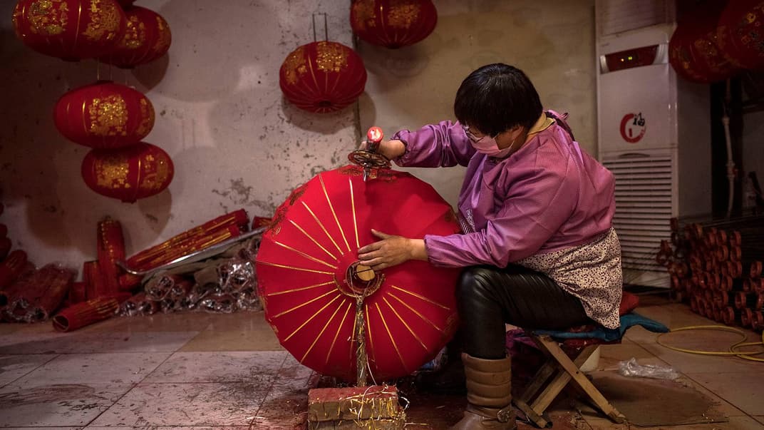 Робітниця в цеху виготовлення червоних ліхтариків у східній провінції Хебей, Китай, 18 січня 2019 року