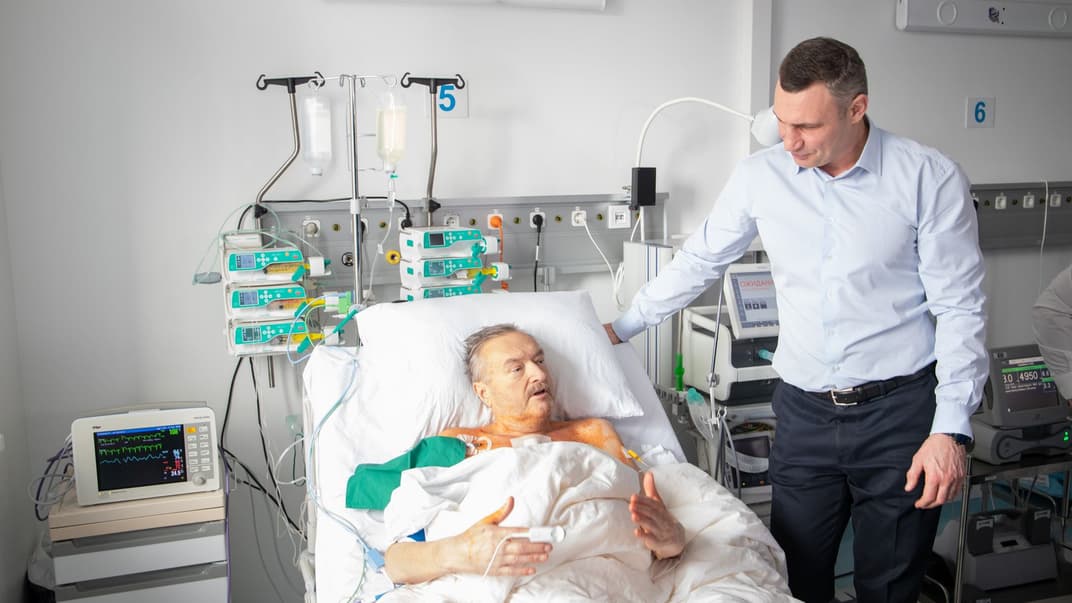 Міський голова Києва Віталій Кличко з чоловіком, якому імплантували механічне серце, 17 лютого 2020