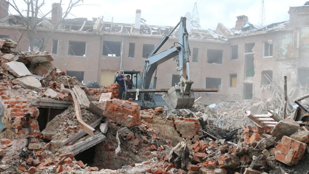 Рятувальники працюють на місці ракетного удару по гуртожитку в Салтівському районі Харкова, 19 серпня 2022 року