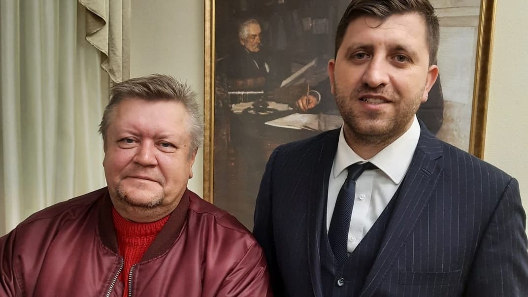 Глава Укргосархива Анатолий Хромов (справа) заявил, что в его водителя стреляли