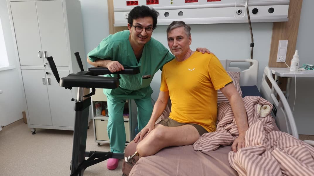 Австралийский ортопед-травматолог Муньед Аль Мудерис и ветеран российско-украинской войны Игорь Крупнов после операции