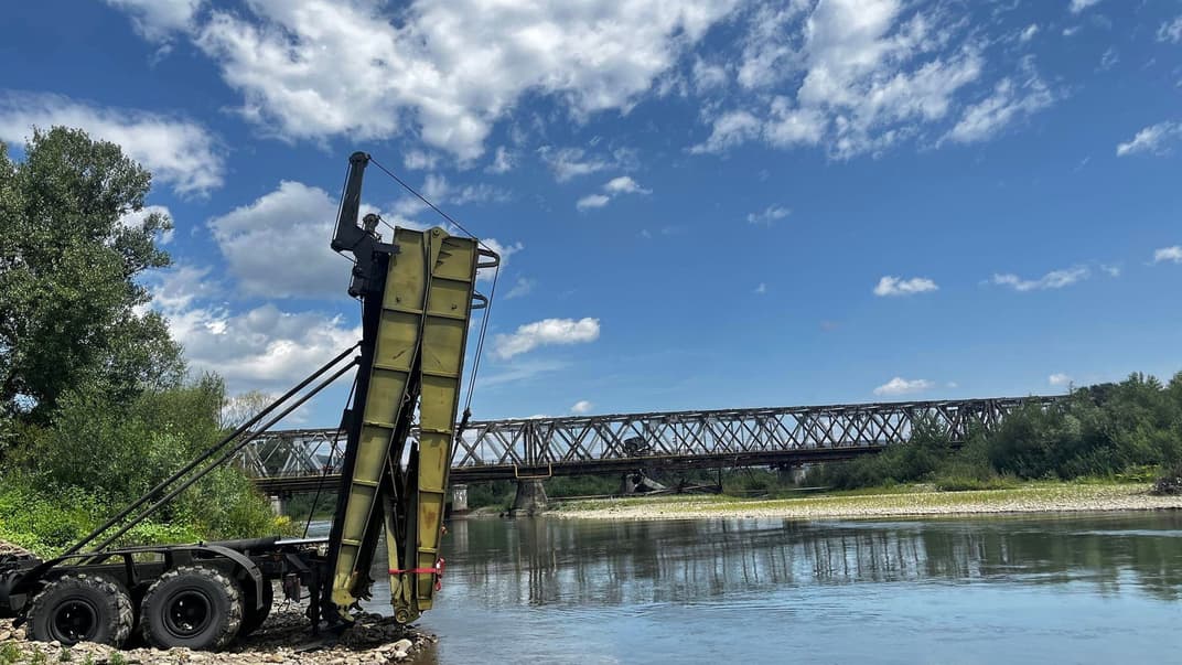 Спасатели устанавливают временную переправу для машин через реку Тересва на трассе Мукачево — Рогатин, 25 июля 2023 года