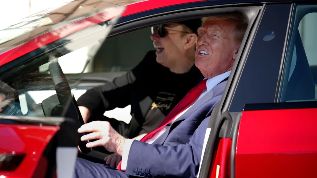Президент США Дональд Трамп та його старший радник, гендиректор Tesla і SpaceX Ілон Маск, сидять в автомобілі Tesla Model S на Південній галявині Білого дому, 11 березня 2025 року
