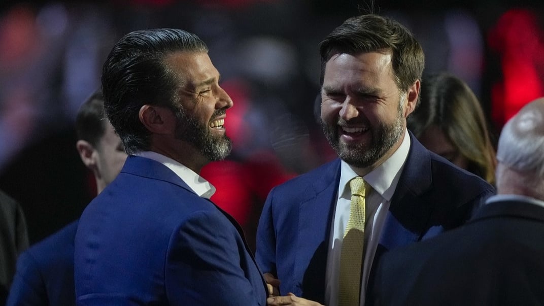 Дональд Трамп-молодший (зліва) та віцепрезидент Джеймс Девід Венс (справа) сміються під час Національного з’їзду Республіканської партії, 16 липня 2024 року