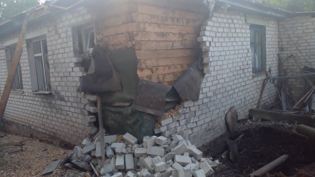 Зруйнована будівля внаслідок обстрілу в Есманській громаді