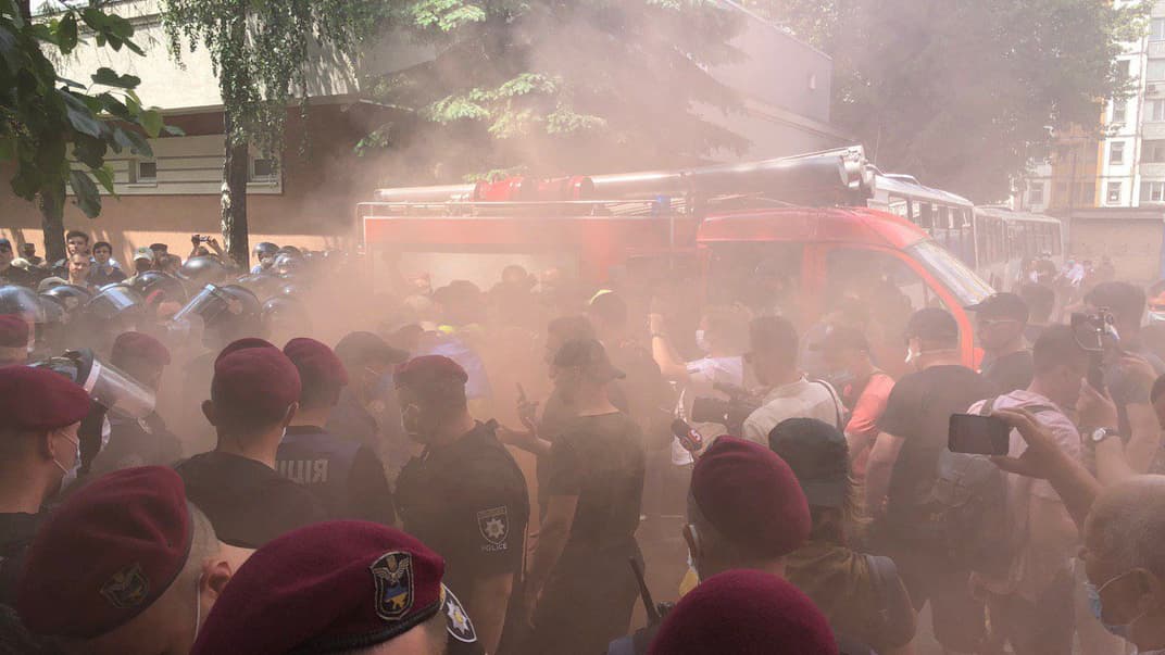 Сутички біля будівлі Шевченківського районного суду, де обирають запобіжний захід одеському активісту Сергію Стерненку, Київ, 15 червня 2020 року