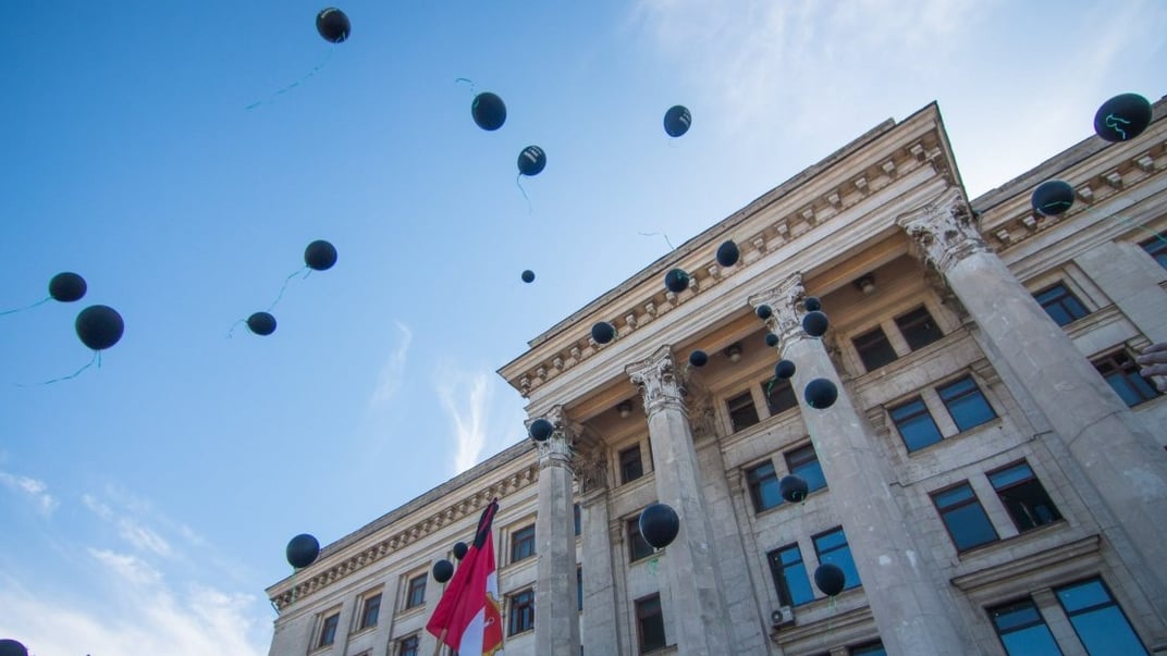Ілюстративне фото. Учасники акції пам’яті за загиблими 2 травня 2014 року під час пожежі в Будинку профспілок запускають у небо повітряні кулі, 2 травня 2018 року