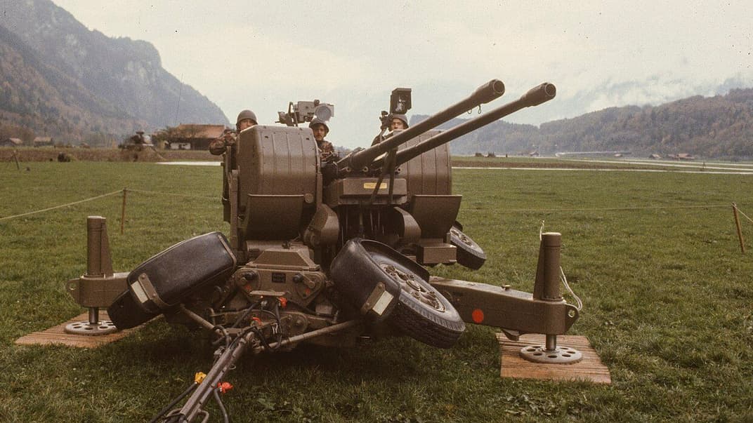 Иллюстративная фотография. Модернизированная 35-мм спаренная пушка Oerlikon на аэродроме Майринген, Швейцария, 1979 год