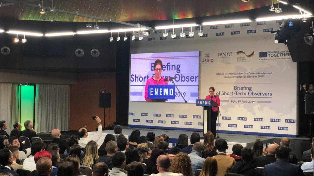 Посол США в Украине Мари Йованович во время брифинга наблюдательной миссии ENEMO в Киеве, 19 апреля 2019 г.