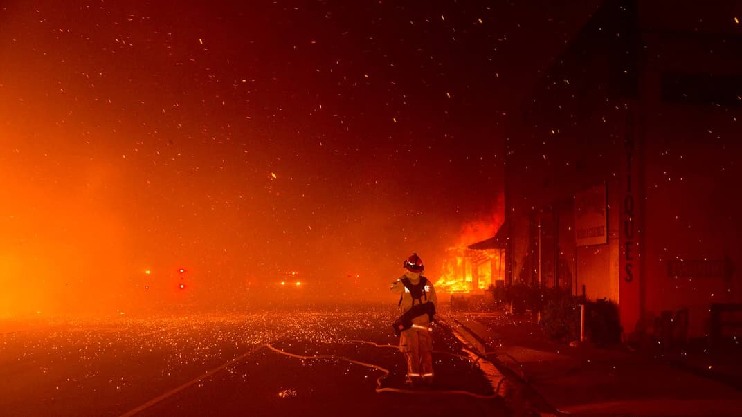 Пожежні намагаються стримати вогонь в окрузі Б'ютт, штат Каліфорнія, США, 8 листопада 2018 року