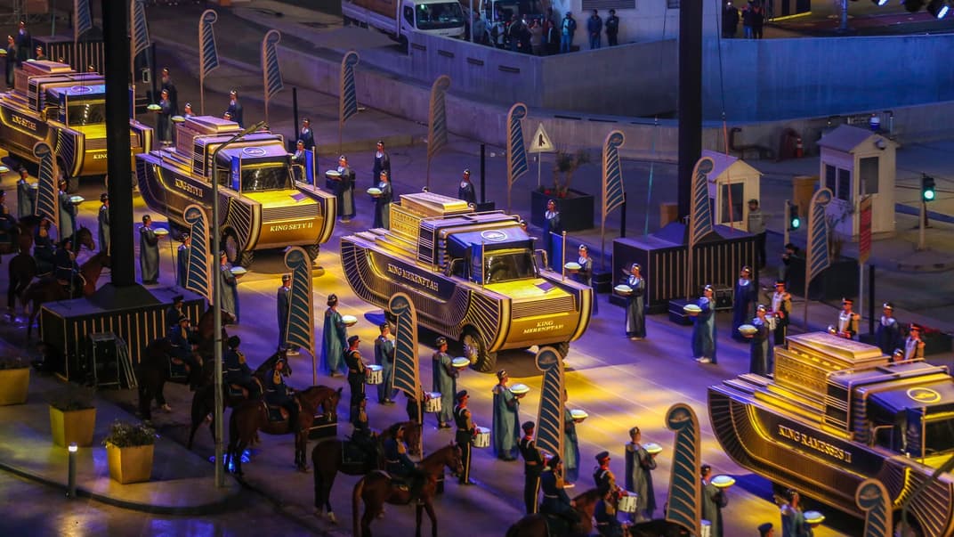 Колона транспортних засобів, що перевозять королівські мумії по одній із центральних вулиць у Каїрі, Єгипет, 3 квітня 2021 року.