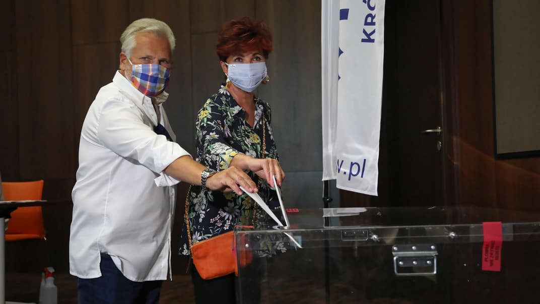 Бывший президент Польши Александр Квасьневский (слева) вместе с женой Иолантой Квасьневской голосуют на избирательном участке на президентских выборах, Варшава, Польша, 28 июня 2020