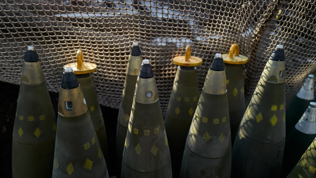 Ілюстративне фото. Військовослужбовці 155 бригади ЗСУ керують французькою самохідною гаубицею CAESAR калібру 155 мм на передовій поблизу Покровська, 9 лютого 2025 року