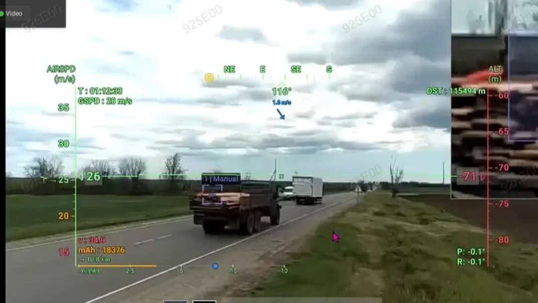 Иллюстративное фото. российская военная машина за мгновение до поражения украинским дроном