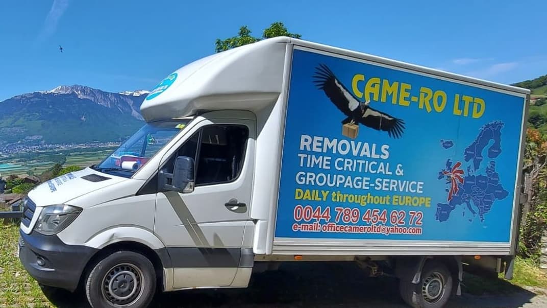 Тяжеловоз британской транспортной компании Came-RO с картой Европы, где территория Украины изображена без Крыма. Фото 28 мая 2021 года