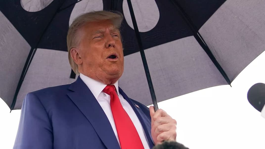 Експрезидент Дональд Трамп виступає перед журналістами після засідання суду перед тим, як сісти на борт свого літака, 3 серпня 2023 року