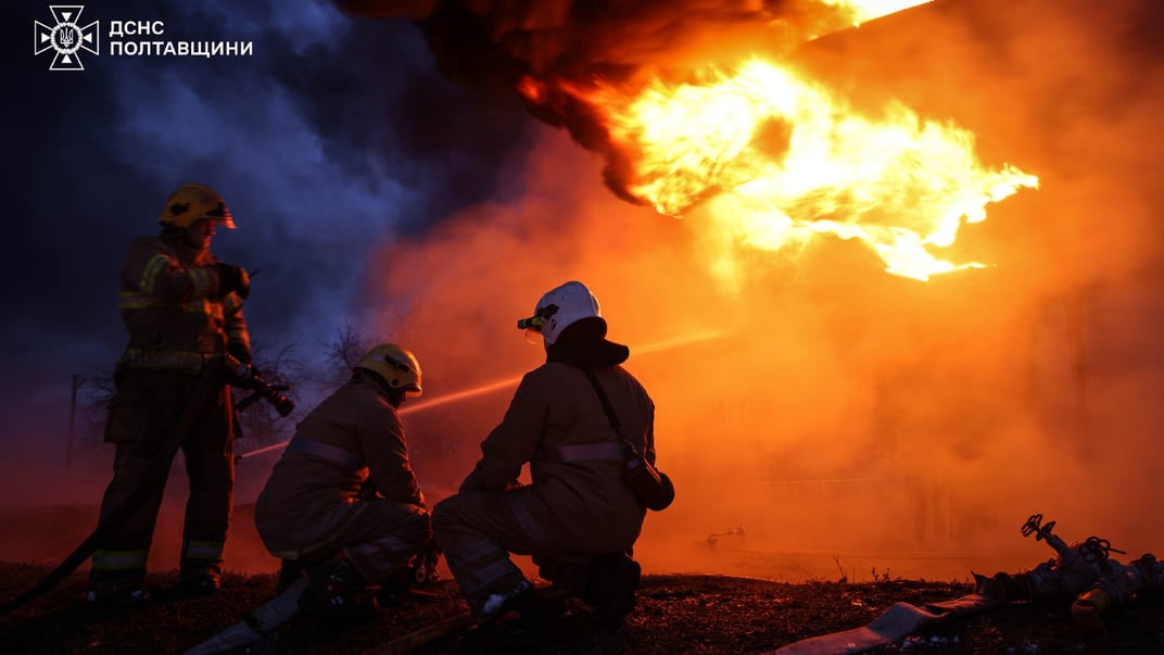 Спасатели тушат пожар в Полтавской области