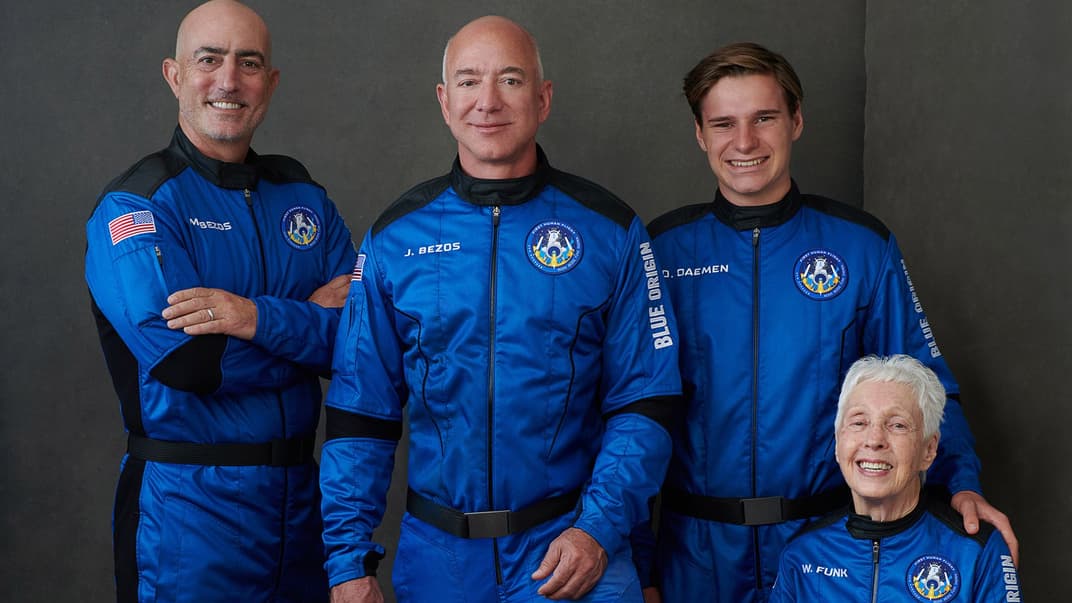 Экипаж первого коммерческого космического полета Blue Origin Марк Безос, Джефф Безос, Оливер Дамен и Уолли Фанк