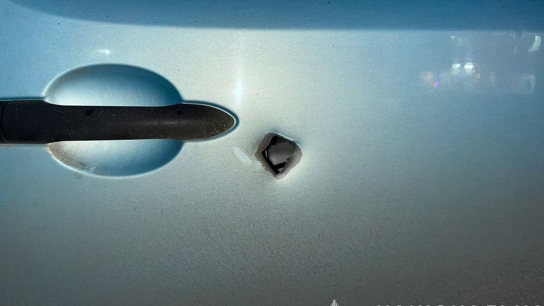 Дверь авто пострадавшего волонтера