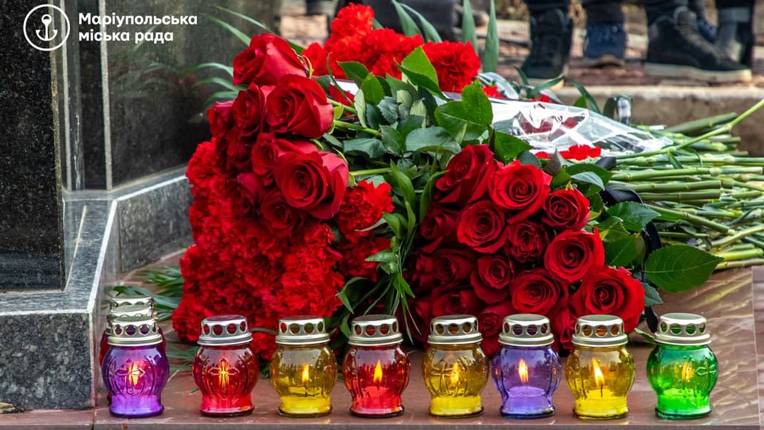 В Мариуполе почтили память погибших в результате обстрела микрорайона «Восточный». Это произошло шесть лет назад