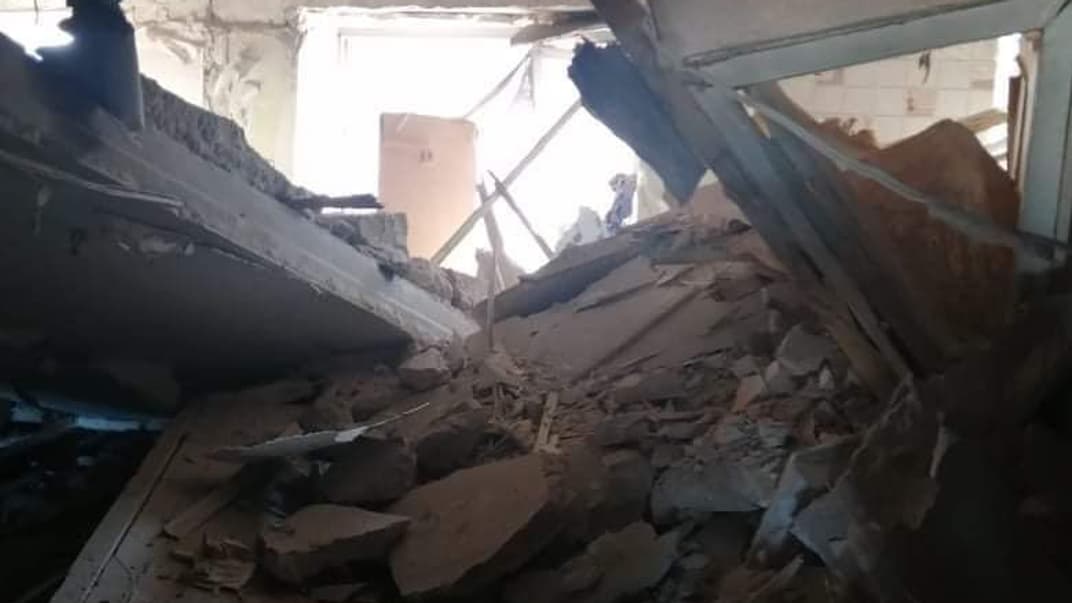 Багатоповерхівка після влучення в неї снаряда, Рубіжне, 22 березня 2022 року