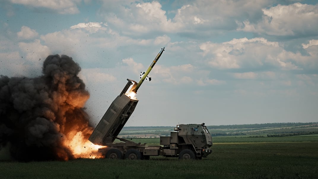 Українські військові запускають ракету з M142 HIMARS у напрямку Бахмута, 18 травня 2023 року