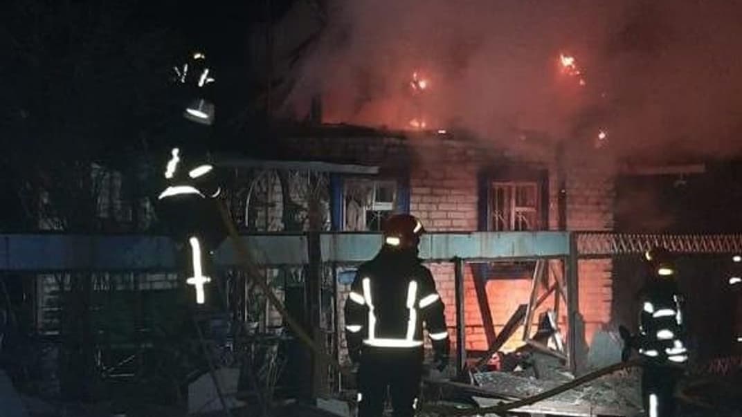 Рятувальники Донеччини гасять пожежу, спричинену російським обстрілом, 12 січня 2023 року