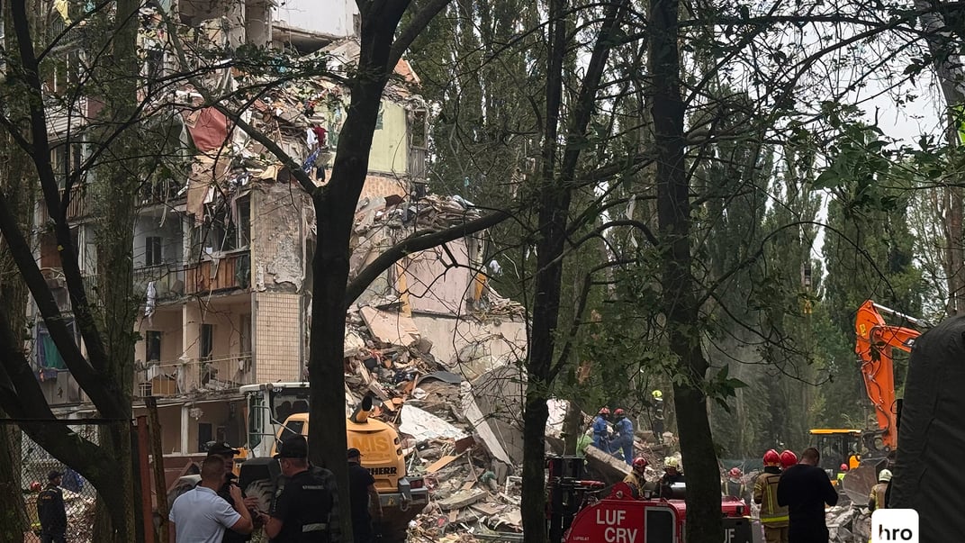 Последствия российской атаки в Святошинском районе Киева