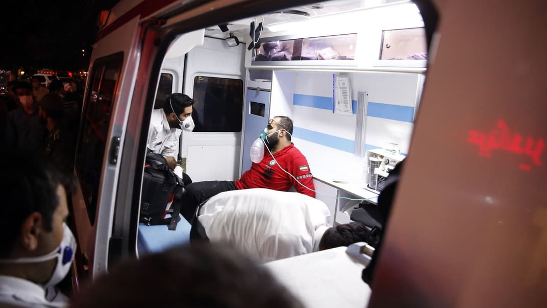 Человек получает медицинскую помощь у места взрыва в больнице «Сен-Атар» на севере Тегерана, Иран, 30 июня 2020 года