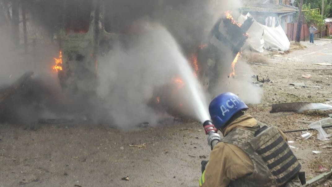 Спасатели тушат пожар в Никополе, 13 октября 2023 года