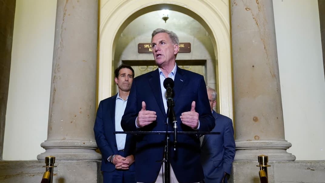 Спикер Палаты представителей США Кевин Маккарти выступает на пресс-конференции по итогам разговора с Джо Байденом о «принципиальном согласии» о долговом потолке правительства США, 27 мая 2023 года.