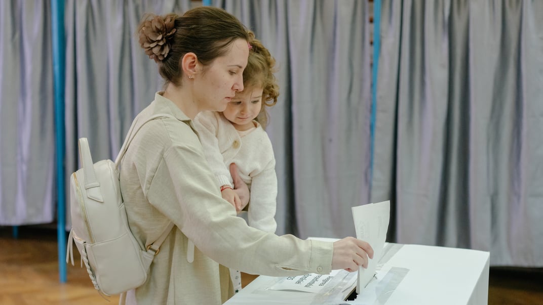 Жінка віддає свій голос на президентських виборах 18 травня 2025 року в Бухаресті, Румунія