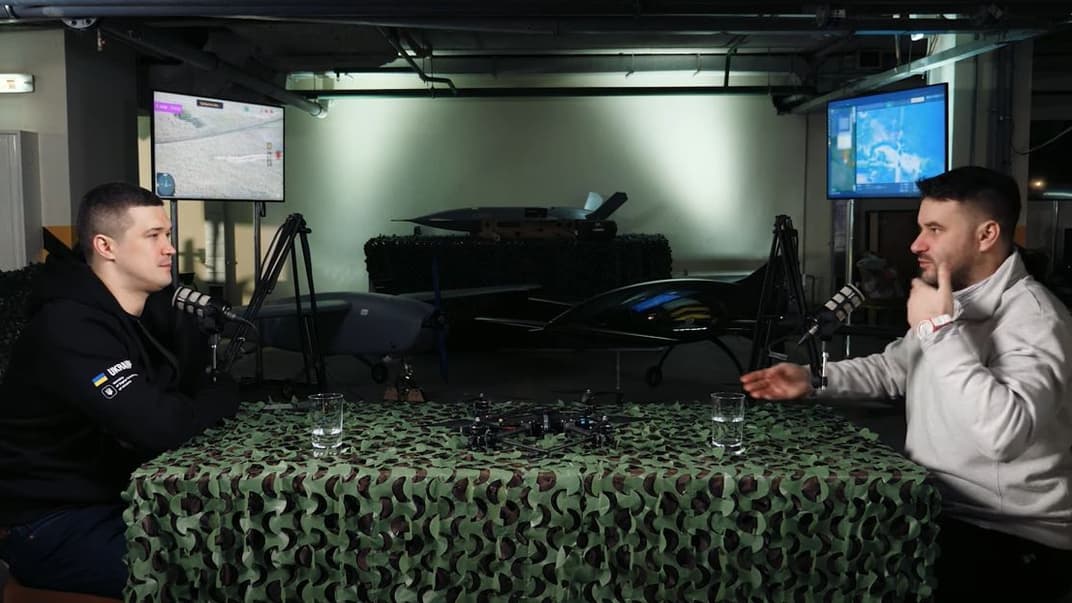 Министр цифровой трансформации Михаил Федоров и ведущий Илья Кабачинский, на фоне — некоторые украинские дроны-камикадзе