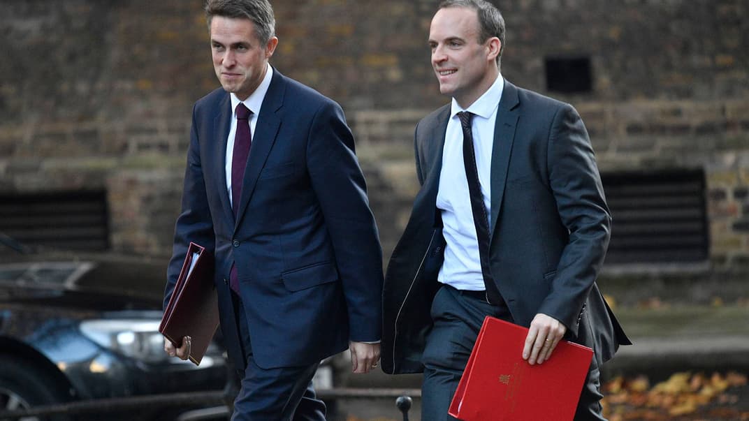 Міністр оборони Британії Гевін Вільямсон (ліворуч) та держсекретар Британії щодо виходу з ЄС Домінік Рааб прибувають на засідання кабінету міністрів на Даунінг-стріт в Лондоні, Великобританія, 13 листопада 2018 року