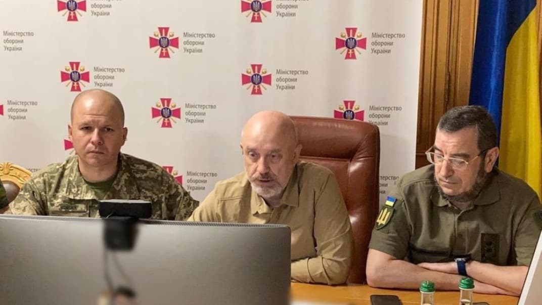 Олексій Резніков (посередині) бере участь у засіданні Контактної групи з оборони України в онлайн-форматі